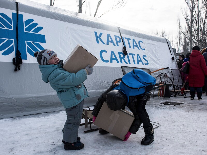 Kinderen aan een centrum voor humanitaire hulp in Avdiivka.