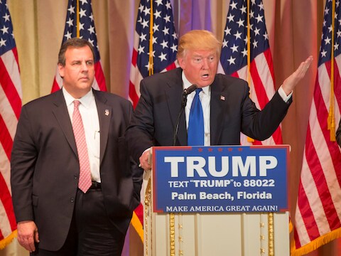 Gouverneur van New Jersey Chris Christie staat naast Donald Trump.