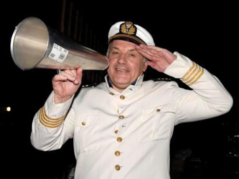Schipper Dedecker stuurt een opstandige matroos van zijn schip.