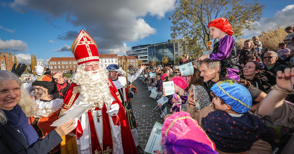 IN BEELD. “Hij komt! Hij komt!”: Kinderen vol spanning bij aankomst van Sinterklaas in Hasselt