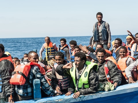 Vluchtelinegn uit Syrië en Eritrea worden op zee gered door een Italiaans marineschip. Italië dreigt ermee geen door buitenlandse marineschepen geredde vluchtelingen meer voet op Italiaanse bodem te laten zetten.