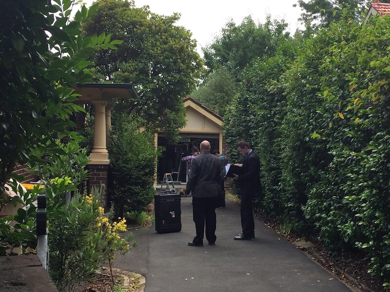 De politie bij het huis van Wright in Sydney.