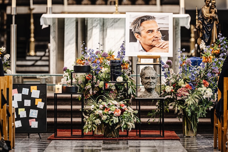 De urne vooraan in de kathedraal tijdens de uitvaart. Het beeld onder de foto van Otten werd gemaakt door hartsvriendin Truus Druyts.