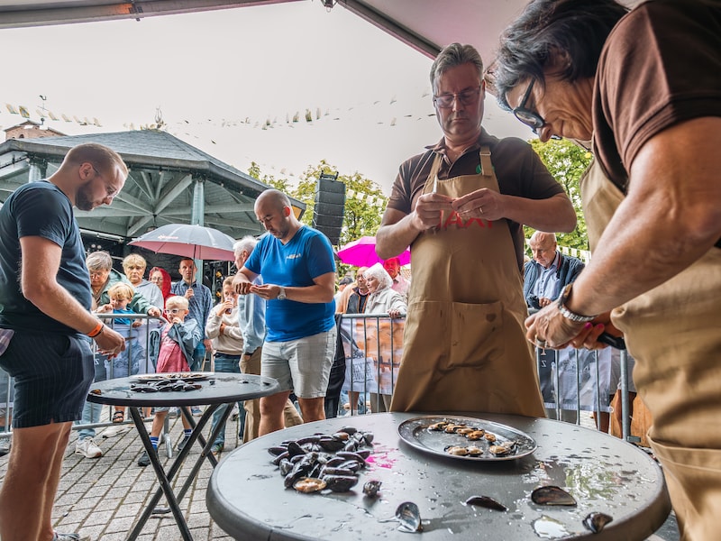 Frans Vermeirssen blijft onverslaanbaar op mosselkampioenschap: nieuwe wisselbeker krijgt een plek achter de bar