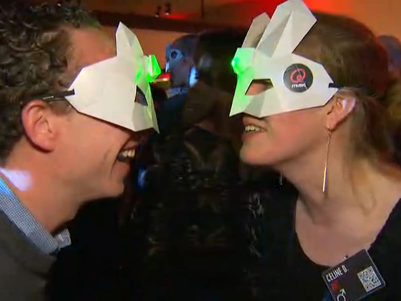 VIDEO. Vrijgezellen vinden hun match dankzij groene lichtjes op Q-masQuerade