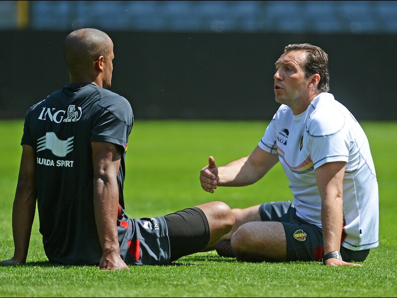 Marc Wilmots in een onderonsje met kapitein Vincent Kompany