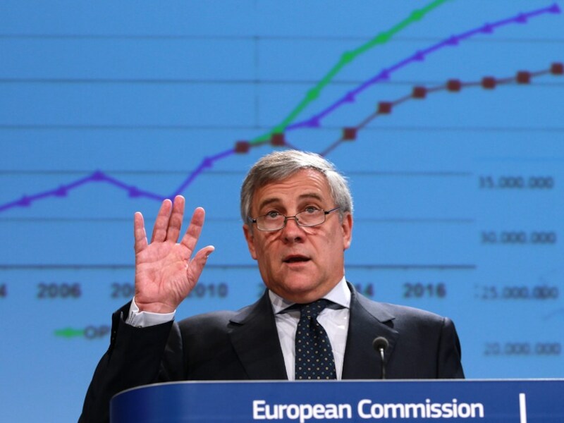 Tajani kondigt overleg met de autosector aan.