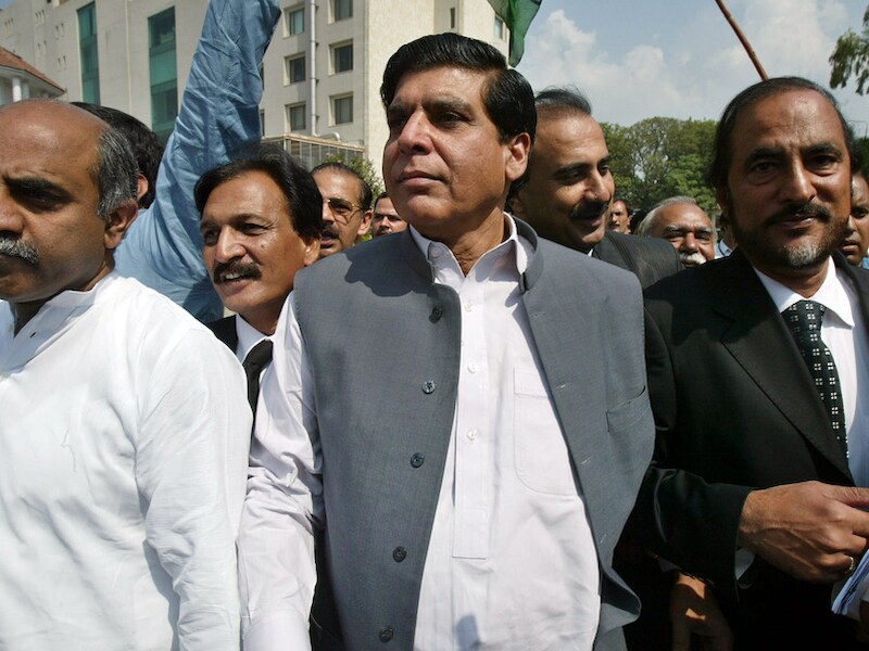 Raja Pervez Ashraf (centraal)