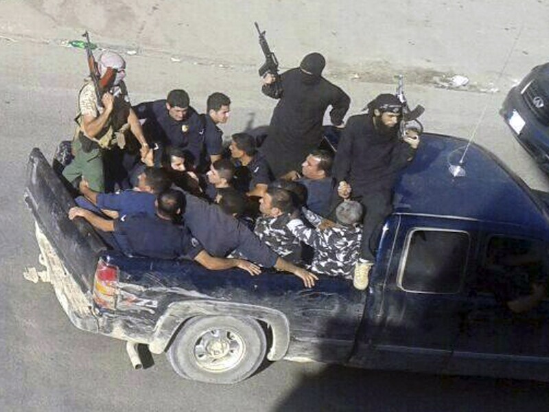 Gewapende mannen nemen agenten mee in een pick-up truck in Arsal.