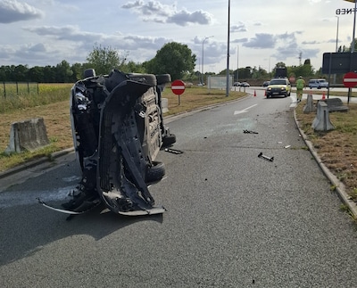 Bestuurder belandt op flank na ongeval op parking E19 in Peutie