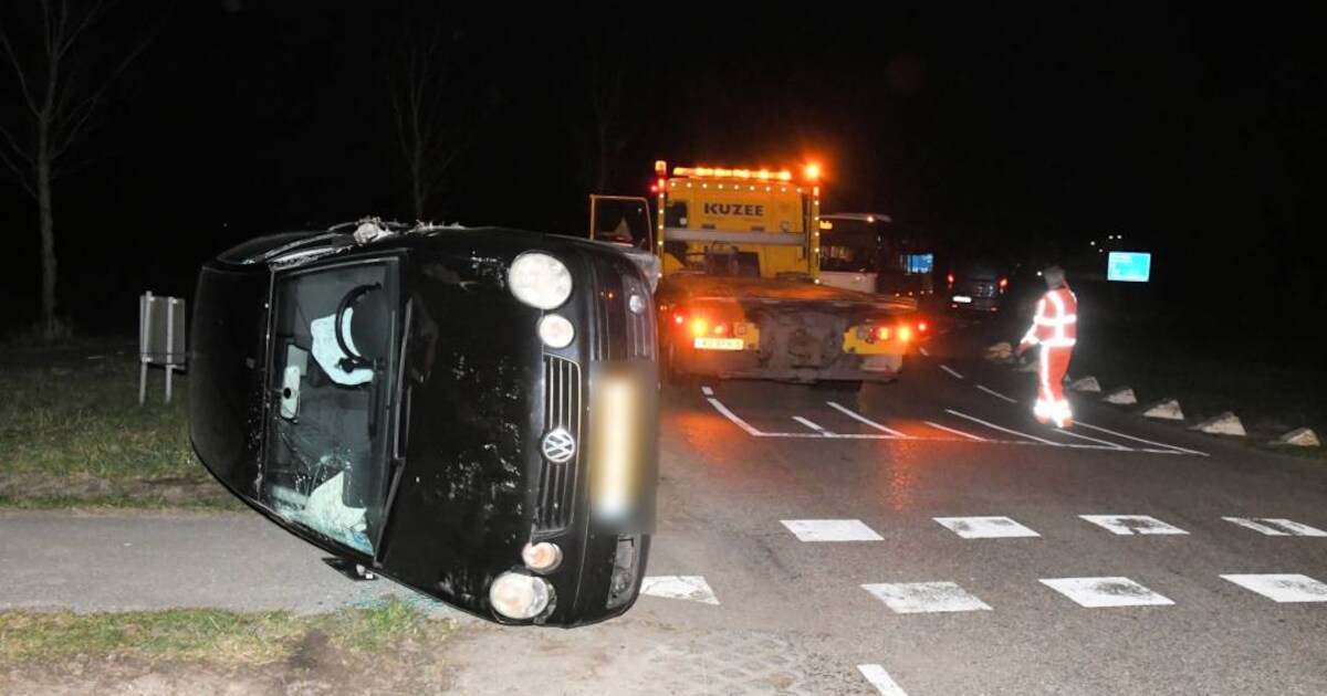 Die bocht was wel érg scherp: auto belandt op zijkant op Ketelaarstraat bij Waterlandkerkje