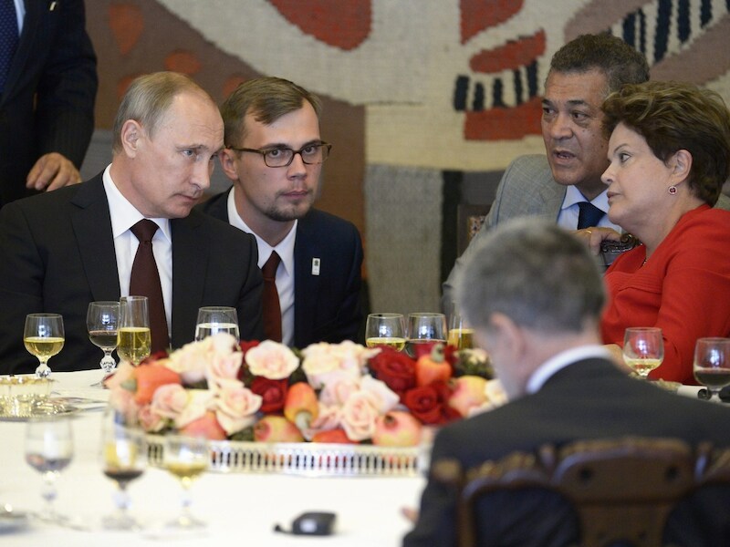 De Russische president Poetin in gesprek met de leiders van de BRICS-landen. Rechts de president van Brazilië, Dilma Rousseff.
