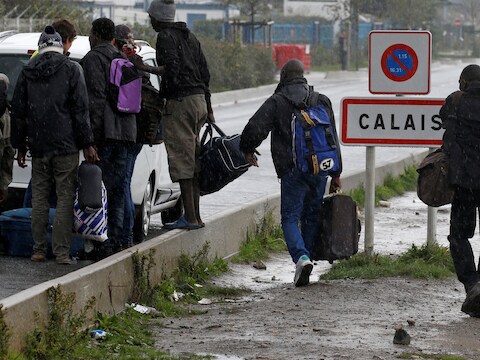 Migranten vertrekken uit de 'Jungle van Calais'.
