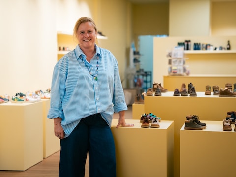 Zaakvoerster Hannelore Minu in haar grondig vernieuwde kinderschoenenwinkel Benjamine in Mortsel.