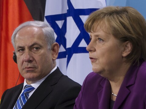 De Israëlische premier Netanyahu en de Duitse bondskanselier Merkel drie jaar geleden na een ontmoeting in Berlijn.