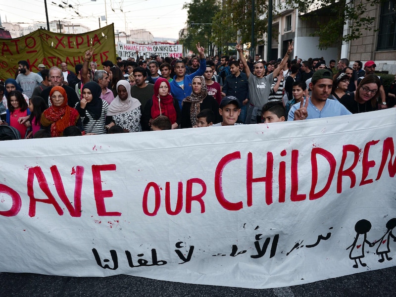 Protesten in Athene tegen de detentie van vluchtelingenkinderen. De protestanten eisen rechten voor de vluchtelingen en migranten die vastzitten in Griekenland nadat enkel Balkan- en EU-landen hun grenzen voor de vluchtelingen sloten.