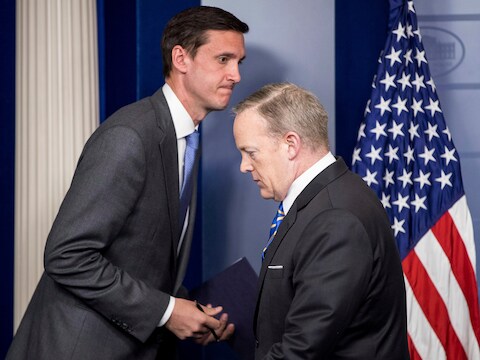 Adviseur Tom Bossert kruist Witte Huis-woordvoerder Sean Spicer.