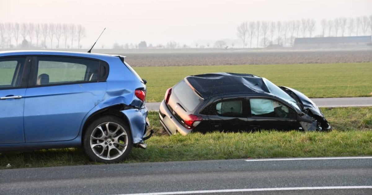 Botsing op Lange Heerenstraat bij Schoondijke: auto in de greppel