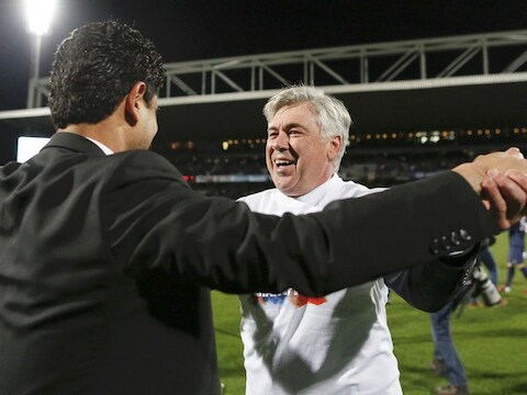 Ancelotti en al-Khelaïfi vieren de titelwinst.