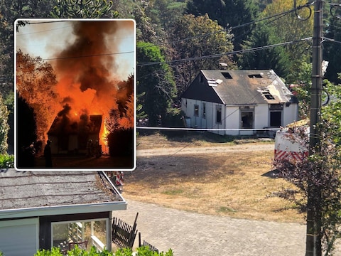 Een van de chalets op camping De Kloek in Grobbendonk is donderdagochtend volledig uitgebrand. In totaal zijn er drie chalets getroffen. De politie heeft een perimeter ingesteld.