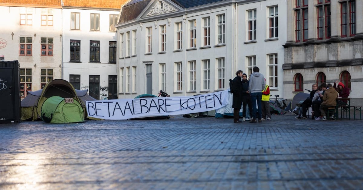 Studenten zetten camping op aan de Stadshal in Gent uit protest tegen de ‘kottaks’: “Stad maakt stud