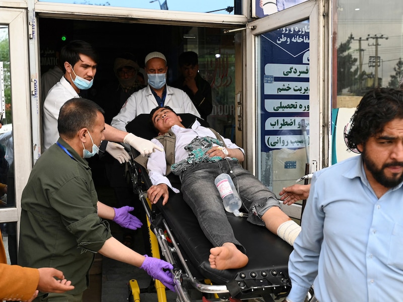 Gewonden worden overgebracht naar het ziekenhuis na de aanslag op de jongensschool in Kabul.