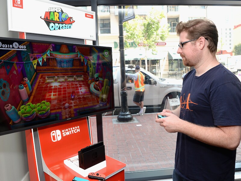 Acteur Justin Roiland van de animatieserie 'Rick And Morty' speelt op de Nintendo Switch tijdens Comic-Con San Diego.