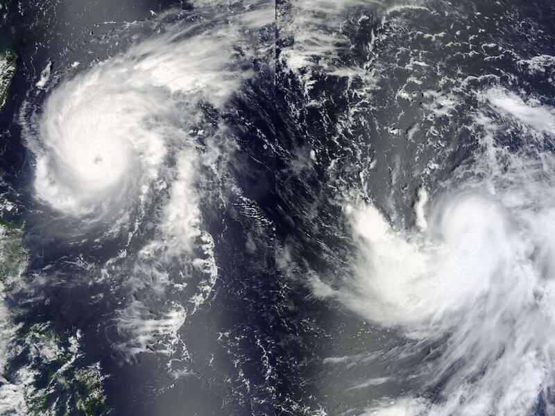 Links de taifoen Tembin, rechts Bolaven, dat toen nog een tropische storm was.