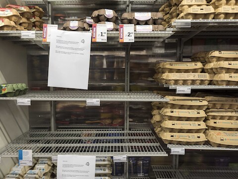 Een leeg schap bij de eierafdeling bij een Nederlandse Albert Heijn.