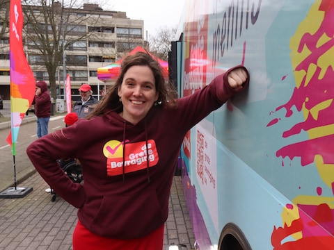 Vlaams Parlementslid voor PVDA Debby Burssens stelt de documentaire voor in Sint-Niklaas