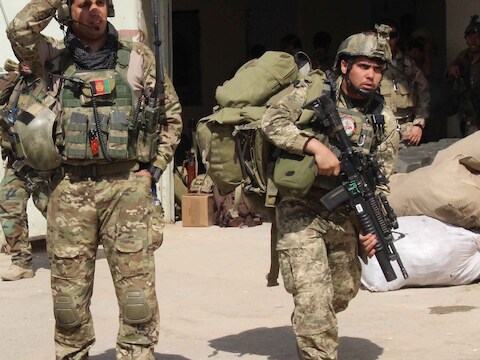De Afghaanse soldaten krijgen Amerikaanse luchtsteun.