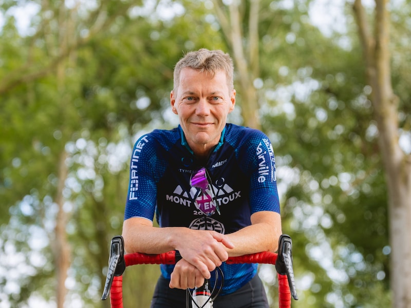 Steven (55) leeft met dezelfde agressieve kanker als Margriet Hermans en beklimt straks de Mont Ventoux. “Dat mijn jongste dochter mee de berg opgaat, vind ik fantastisch”