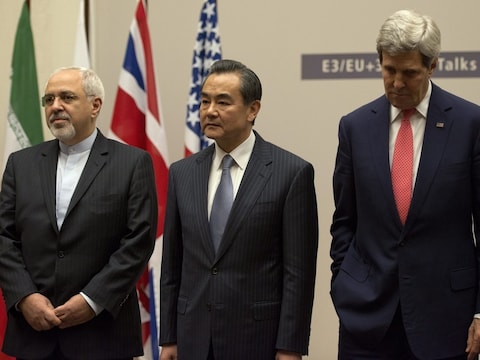 De Iraanse minister Zarif van Buitenlandse Zaken (links) en zijn Amerikaanse ambtsgenoot Kerry (rechts). In het midden hun Chinese collega Wang Yi.