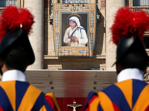 Leden van de Zwitserse Garde staan opgesteld op het Sint-Pietersplein in Vaticaanstad, waar Moeder Teresa vandaag heiligverklaard wordt.