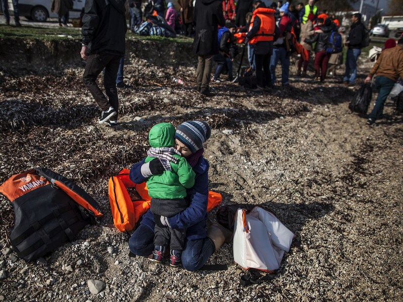 Vluchtelingen komen na hun boottocht aan op het Griekse eiland Lesbos.