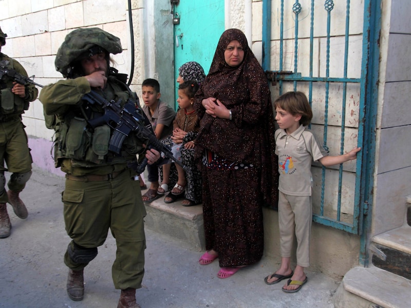 Het Israëlische leger heeft de stad Hebron afgesloten in hun zoektocht naar de drie vermiste tieners.