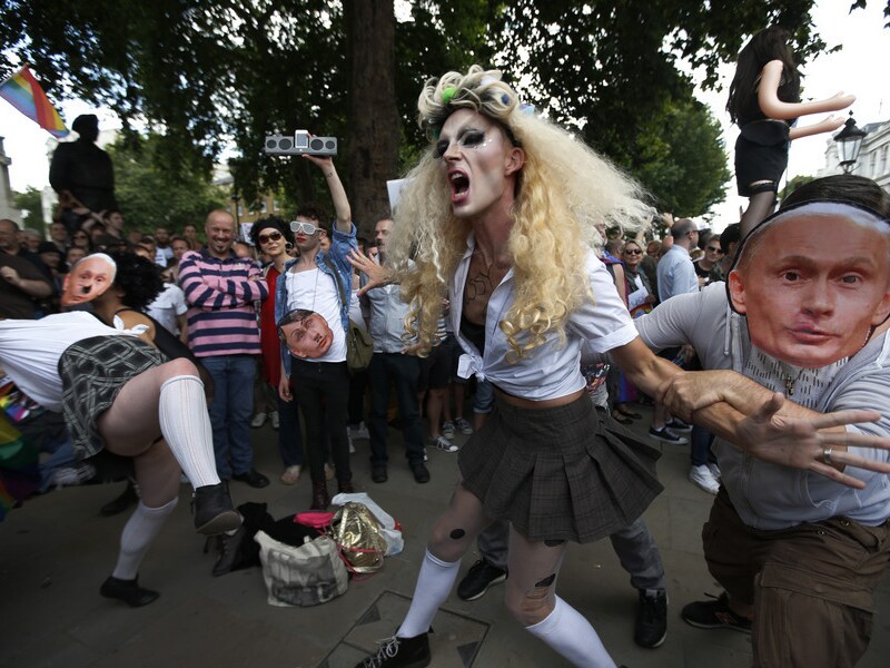 Deelnemers aan een protest in Londen, vorig jaar augustus, tegen de wet in Rusland die homopropaganda verbiedt.