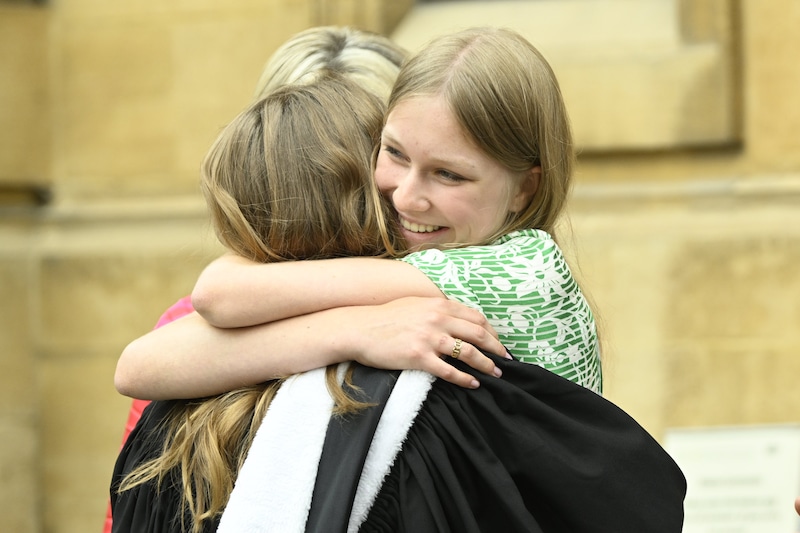 Eléonore valt Elisabeth in de armen na haar diploma-uitreiking in Oxford.