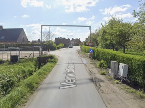 De motard liep tegen de lamp in de Vervlotenweg.