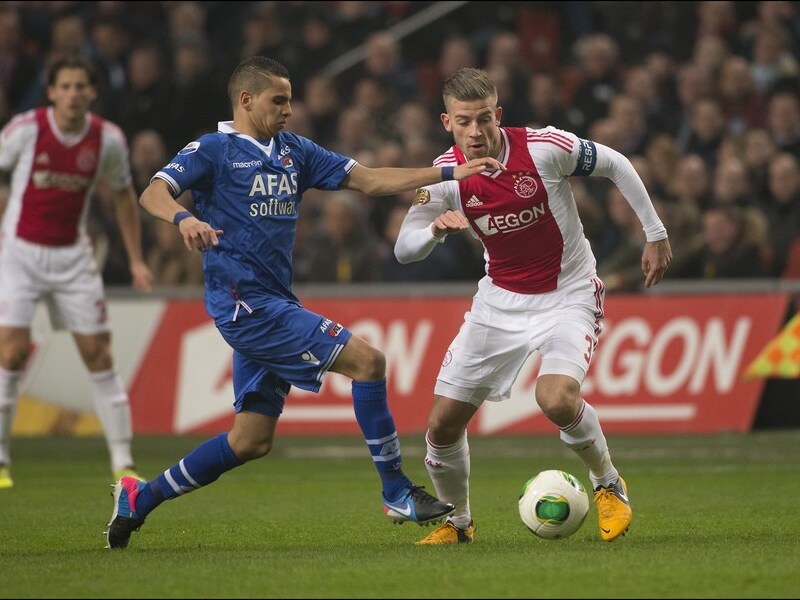 Toby Alderweireld (rechts) ging met Ajax zwaar onderuit tegen AZ.