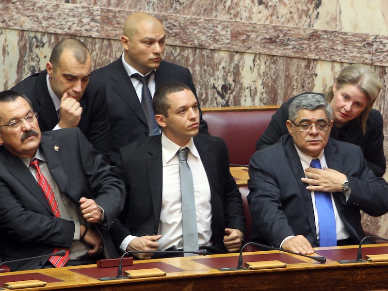 Rechts partijleider Nikos Michaloliakos samen met zijn vrouw Eleni Zaroulia, Christos Pappas (Links), Ilias Kasidiaris (midden), Panagiotis Iliopoulo (linksboven) en Giorgos Germenis (rechtsboven).