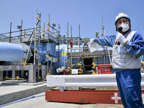 Een medewerker van TEPCO geeft toelichting bij de installatie die gebruikt zal worden om het afvalwater in zee te lozen.