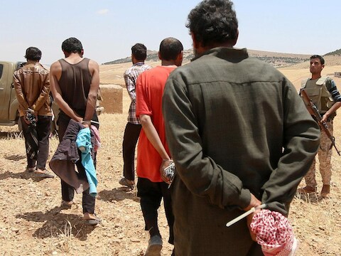 SDF neemt bij het offensief op Manbij mannen gevangen die volgens hen IS-strijders zijn