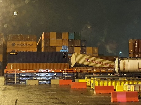 Archiefbeeld. Een vrachtwagen is vrijdagmiddag op zijn kant terechtgekomen aan de Noordzeeterminal in de Antwerpse haven. De chauffeur zat vast in de cabine en werd door de brandweer bevrijd.