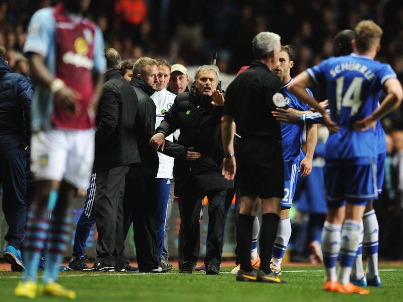 Mourinho protesteert bij arbiter Foy.