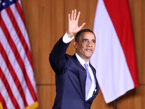 De Amerikaanse president zwaait naar het publiek wanneer hij arriveert in de Universiteit van Jakarta.