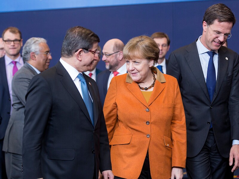 De Turkse premier Ahmet Davutoglu, Duits bondskanselier Angela Merkel en Nederlands premier Mark Rutte tijdens de Europees-Turkse top in Brussel op 7 maart 2016.