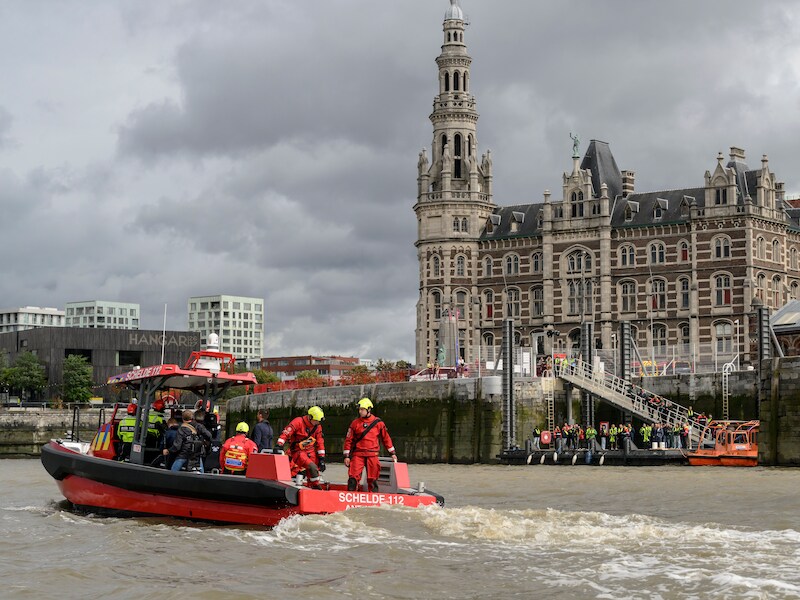 Illustratiebeeld. De brandweer zoekt naar een man die mogelijk overboord viel op de Schelde.