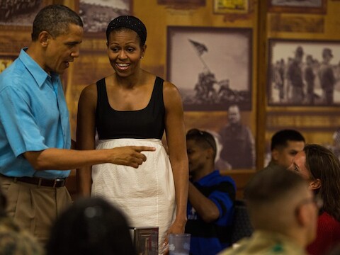 Barack en Michelle Obama op vakantie in Hawaï. De president is vervroegd teruggekeerd wegens de dreigende "fiscal cliff".