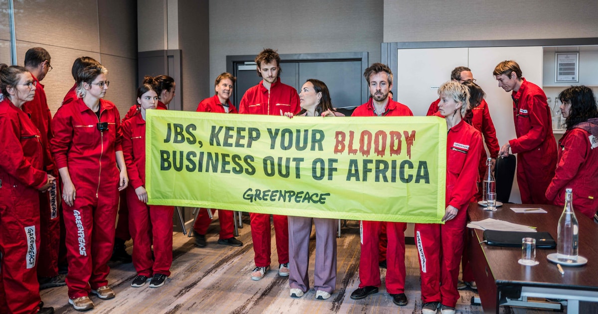 Greenpeace-activisten jagen aandeelhouders van grootste vleesbedrijf weg uit zaal van Sheraton-hotel